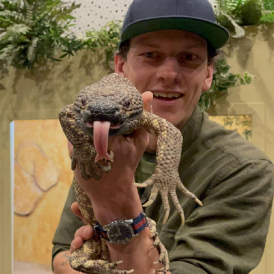 Foto af Emil Sanderhoff med en "leguan" i hænderne