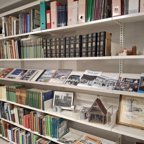 Foto af Jyderup Lokalarkivs hylder.
