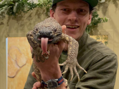 Foto af Emil Sanderhoff med en "leguan" i hænderne