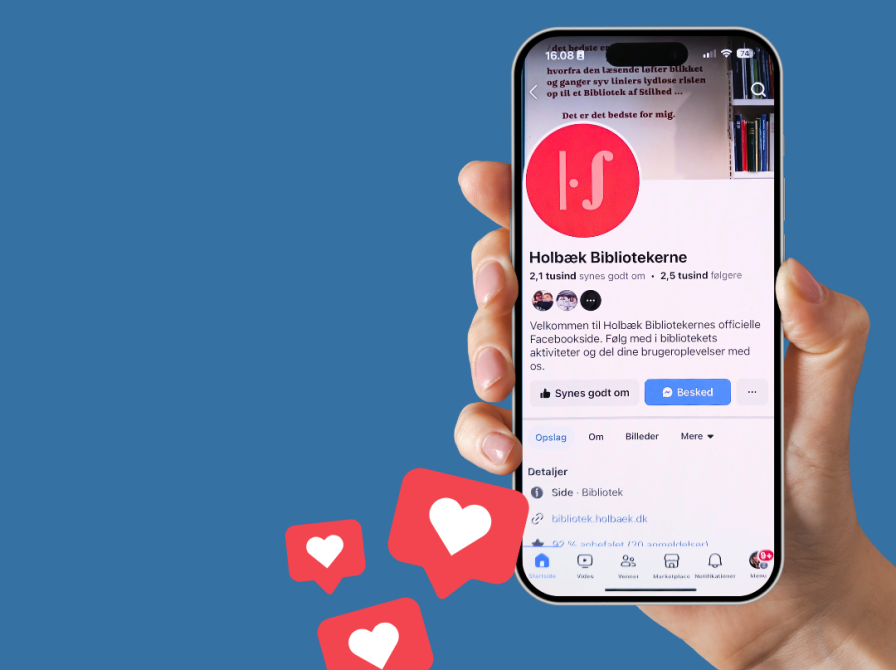Hånd viser mobiltelefon med Holbæk bibliotekernes Facebook side. Hjerter flyver op nedefra.