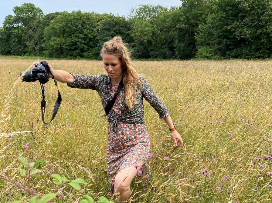 Lea Korsgaard ude i naturen og fotografere.