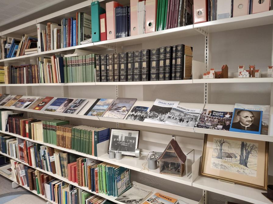 Foto af Jyderup Lokalarkivs hylder.