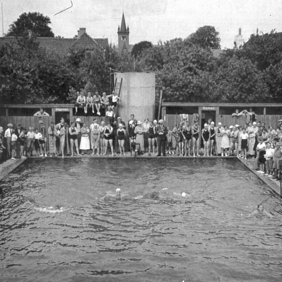 Sort-hvid foto: Indvielse af Ugerløse Svømmebassin 20. august 1933 med masser af tilskuere.