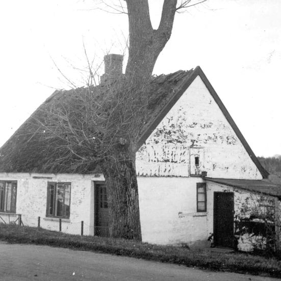 Sort-hvid foto: Huset Højre Skræk, Sønderstrupvej 30, Tølløse set fra vejen.