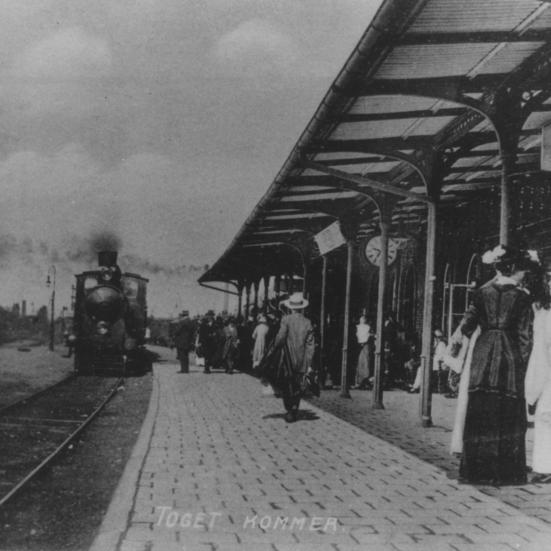 Sort-hvid foto: Perronen på Holbæk Banegård, omkring slutningen af 1800-tallet. Fotograf: Østrup-Rasmussen.