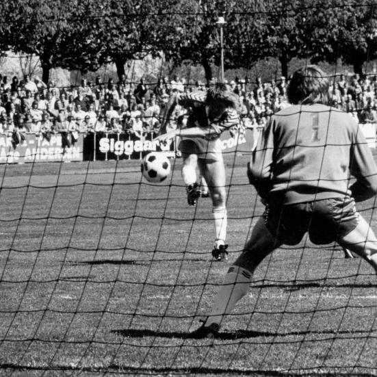 Sort-hvid foto: Situation fra kampen i 1. division mellem Holbæk og Randers Freja.