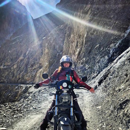 Hanne på motorcykel i Afganistan
