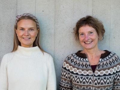 Foto af Marianne og Thea op ad en lys væg