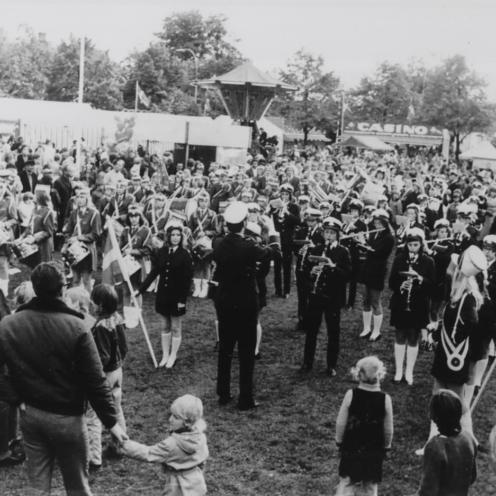 Sort-hvid foto: Markedspladsen til Børnehjælpsdagen i maj 1972. Holbæk Garden underholder. Mange tilskuere.