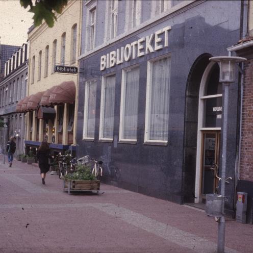 Farvefoto: Biblioteket på Nygade omkring 1980.