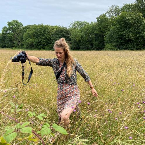 Lea Korsgaard ude i naturen og fotografere.