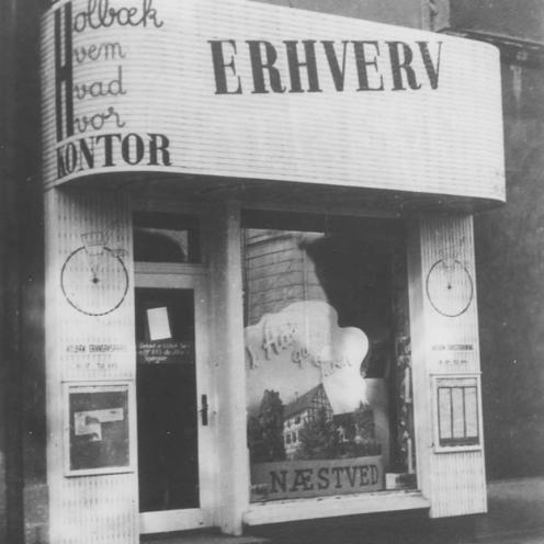 Sort-hvid foto af en butiksfacade.