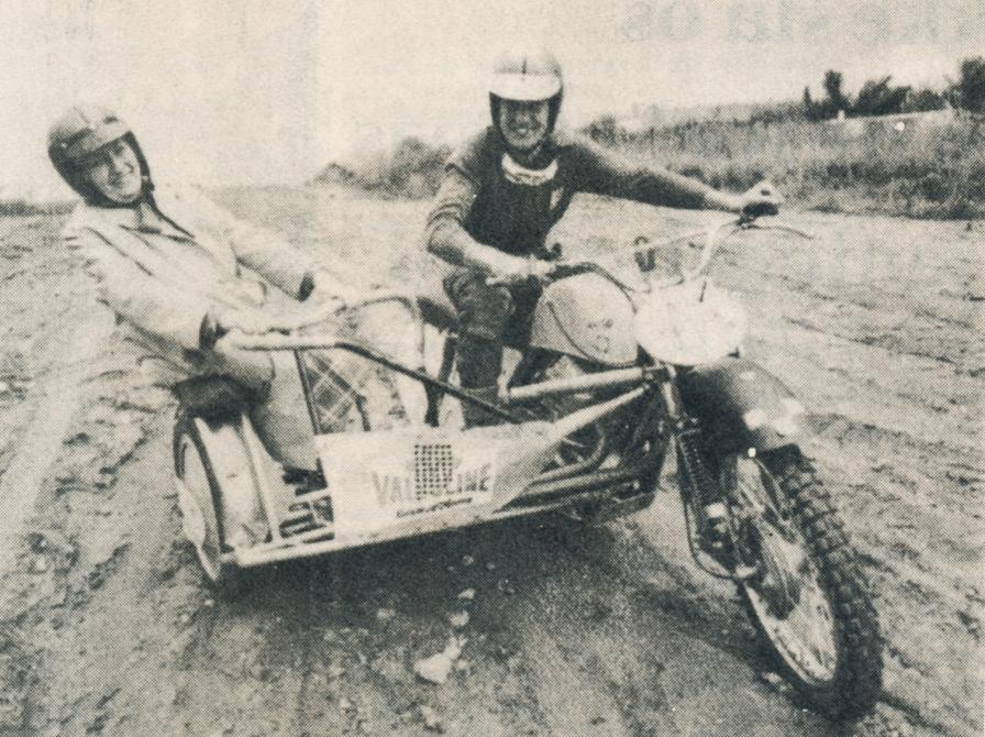 Sort-hvid foto: Den 75-årige grevinde Anna Schulin-Zeuthen i sidevognen ved det sidste løb på Sophienholmbanen.