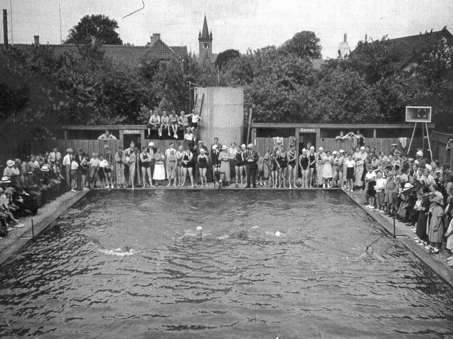 Sort-hvid foto: Indvielse af Ugerløse Svømmebassin 20. august 1933 med masser af tilskuere.