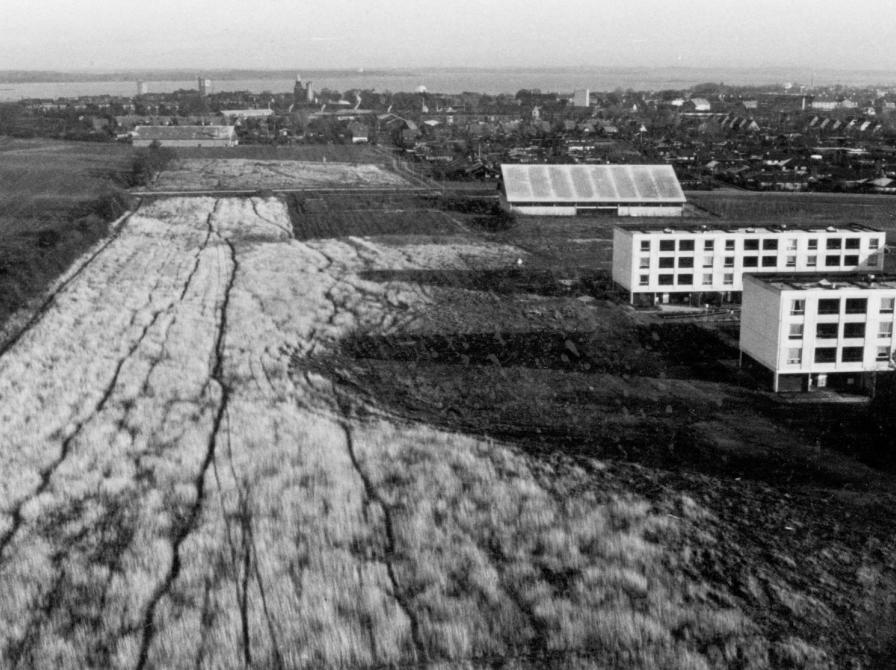 Sort-hvid skråfoto af Ladegårdsparkens bygninger.