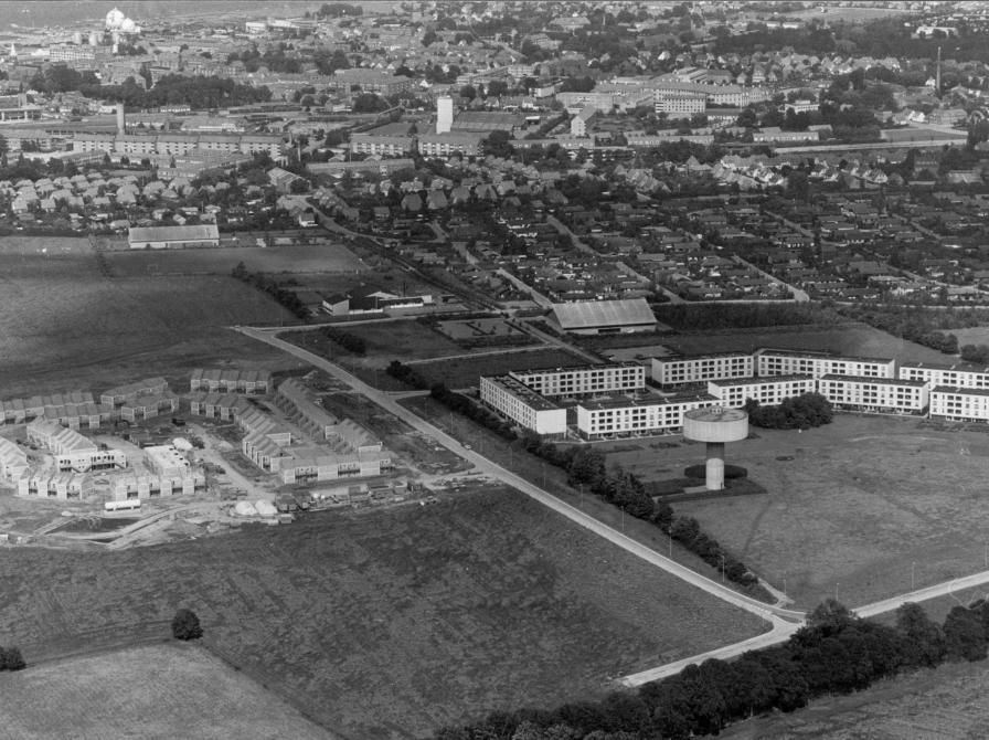 Sort-hvid luftfoto med Ladegårdsparken til højre og Knudsparken til venstre.