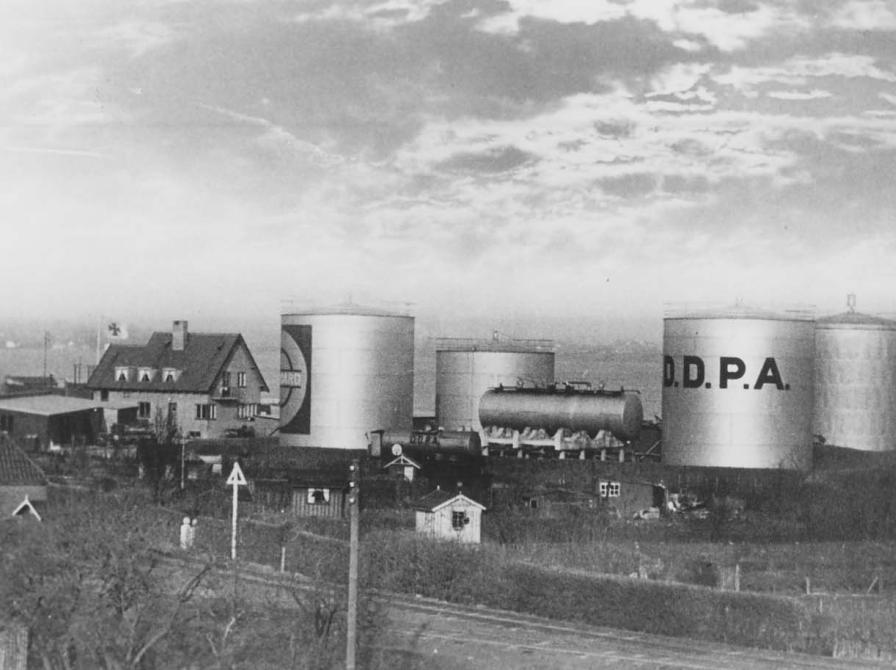 Sort-hvid foto: Det Danske Petroleums Aktieselskabs (DDPA) tankanlæg på havnen.