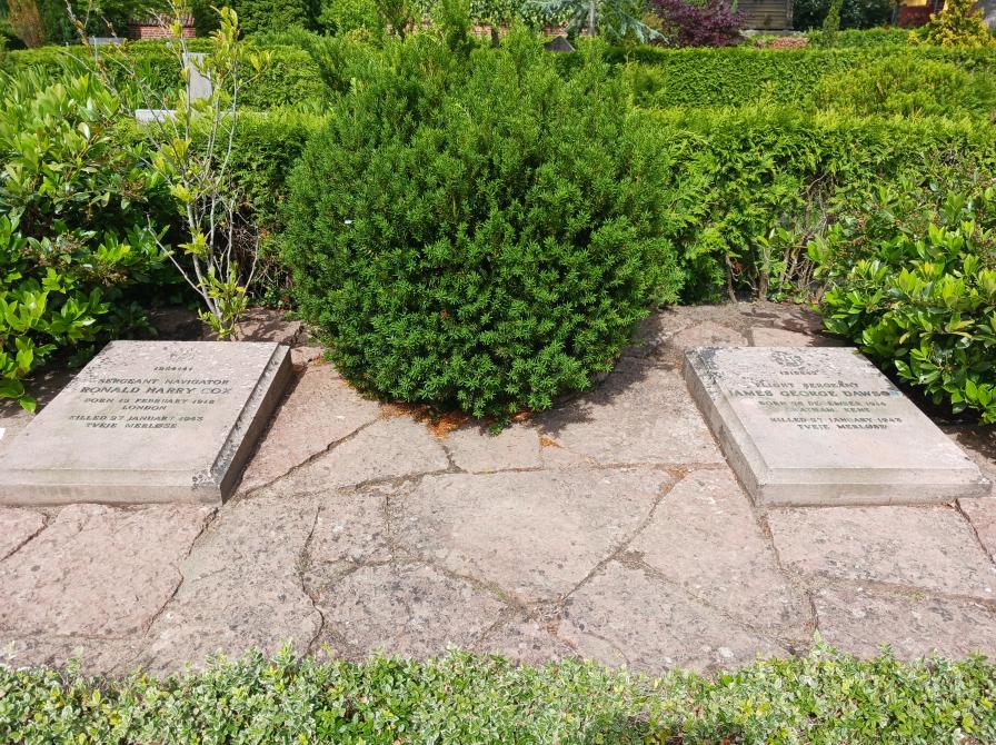 Farvefoto af gravstedet på Tveje Merløse Kirkegård for James George Dawson og Ronald Harry Cox.