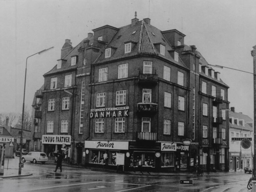 Sort-hvid foto: Ahlgade 10 i 1971. Der står "Det gjensidige forsikringsselskab Danmark" på gavlen.