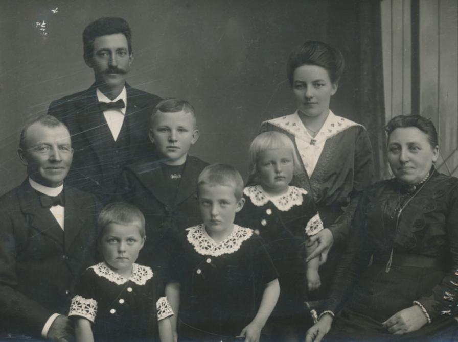 Sort-hvid foto af familie.