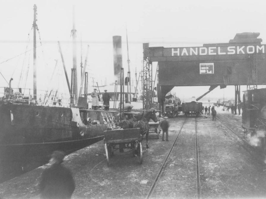 Sort-hvid foto af havnemiljø, bl.a. med hestevogn.