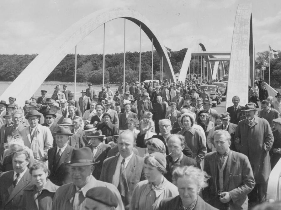 Sort-hvid foto af folkemængde, der går over Munkholmbroen.