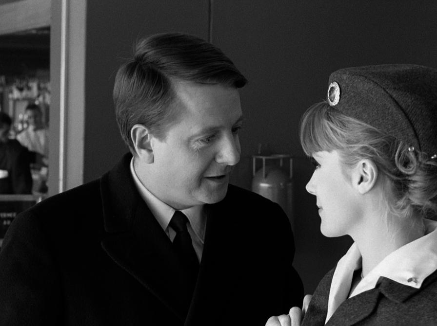 mand, hovedrollen, i samtale med stewardesse